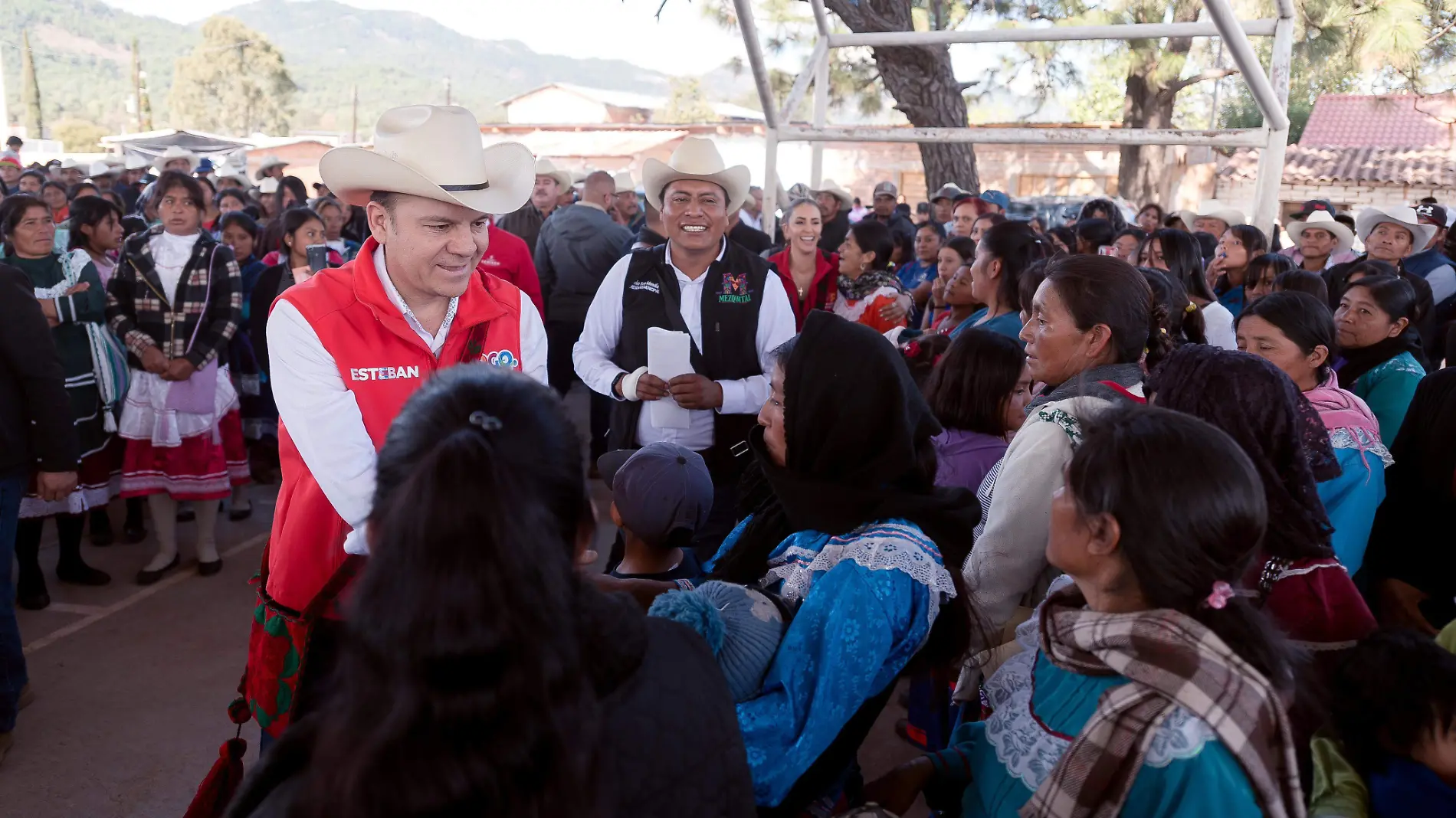 Agradecen habitantes de comunidades del Mezquital apoyos invernales llevados por Marisol y Esteban (1)